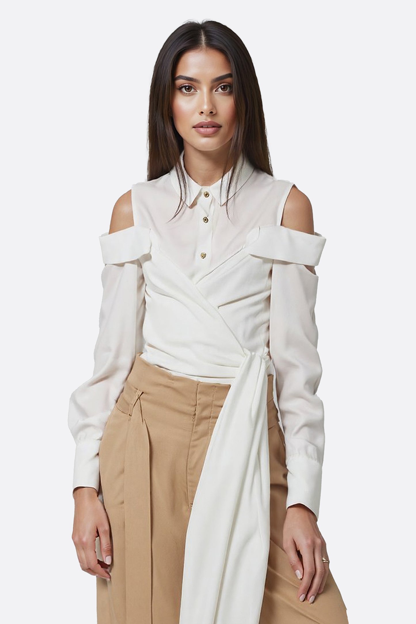 Camicia bianca asimmetrica con spalle scoperte e nodo drappeggiato