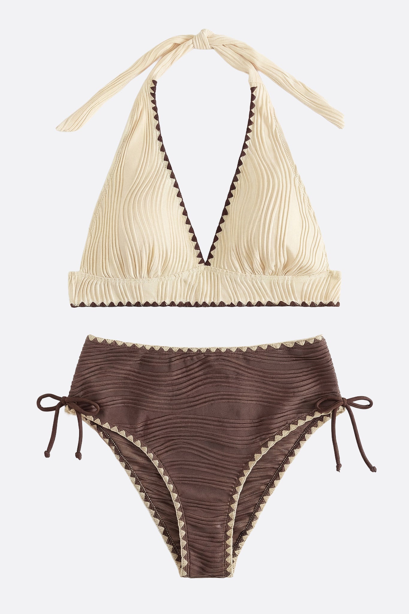 Détail du maillot de bain deux-pièces beige et marron, illustrant la texture délicate et le style chic pour les journées...