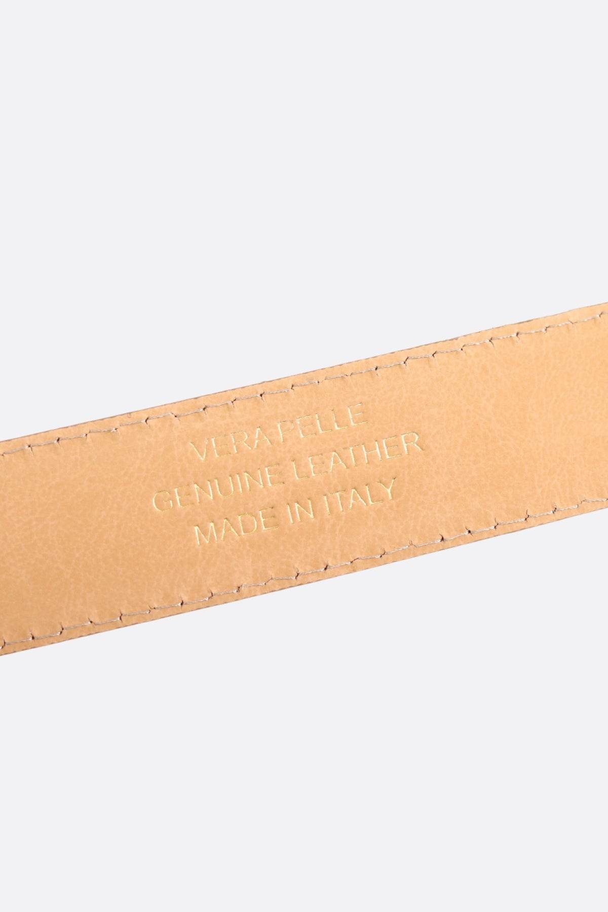 Détail raffiné d'une ceinture en cuir grainé taupe, ajoutant une note de style moderne à une tenue de bureau ou de soirée.