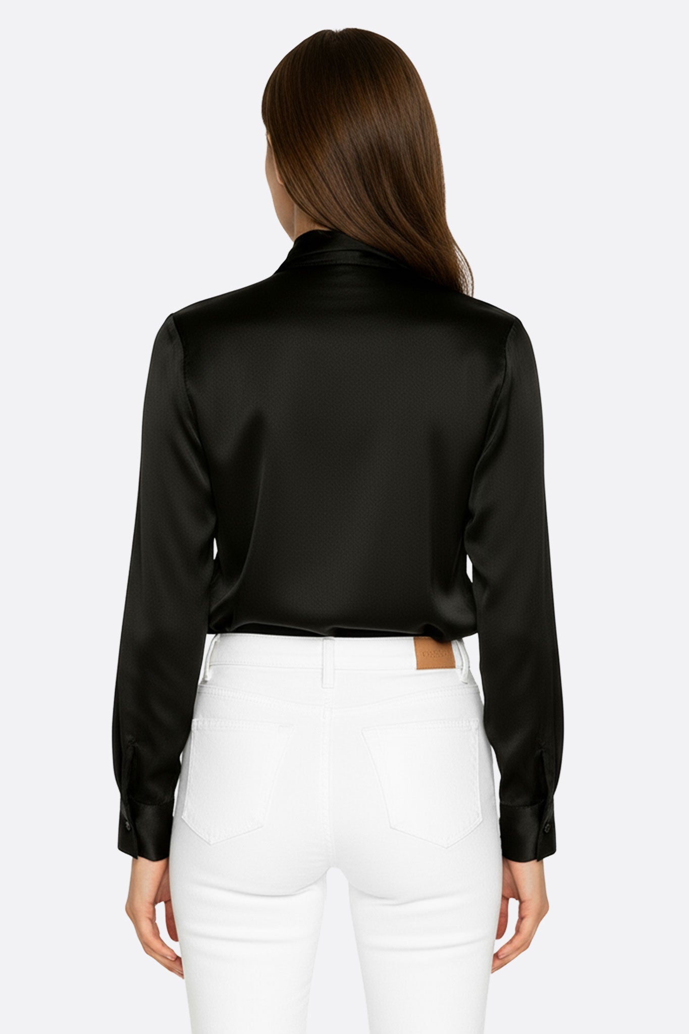 Finesse du satin noir de la chemise à lavallière, révélant une texture élégante et idéale pour des occasions raffinées.