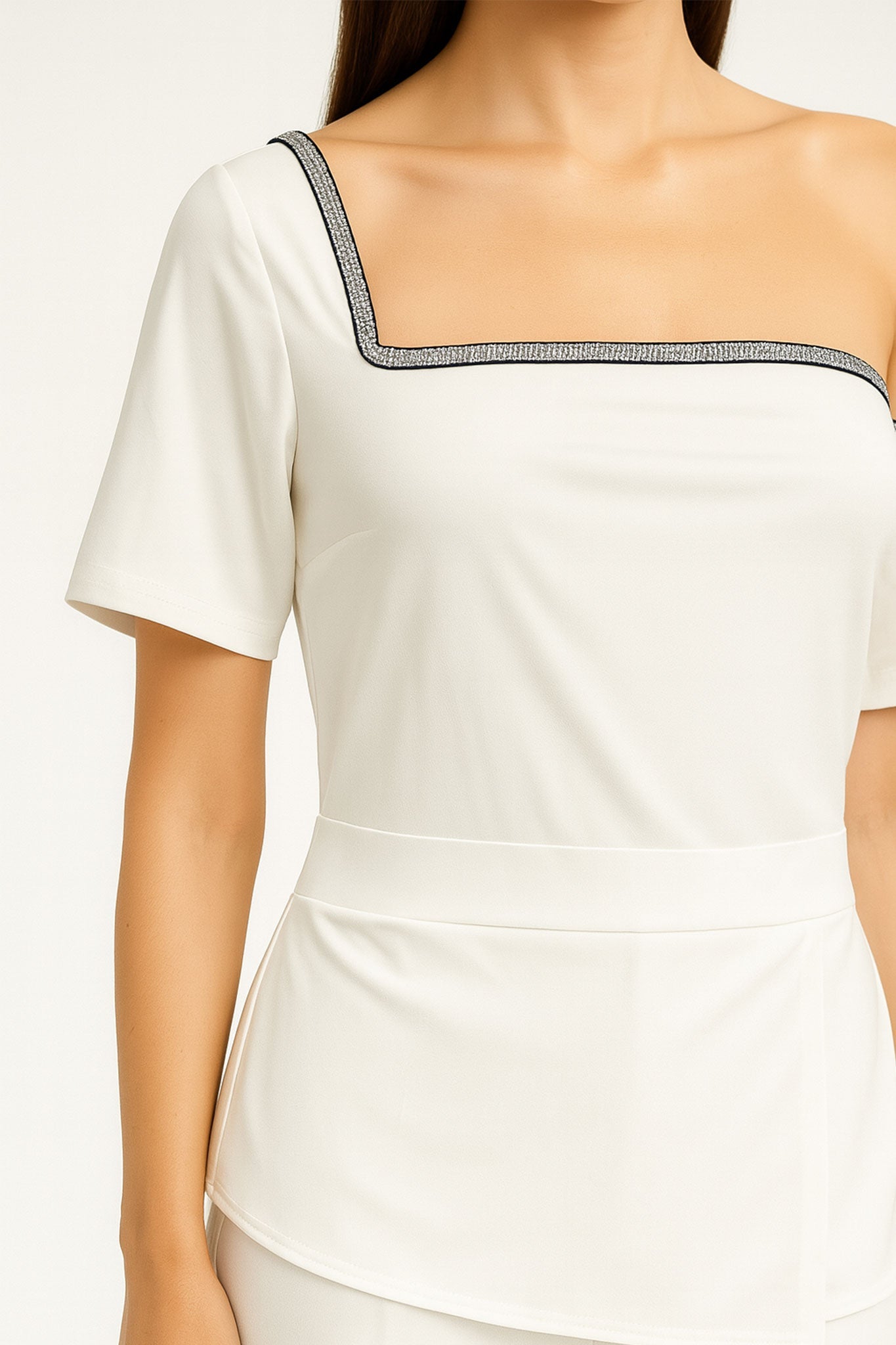 Combinaison blanche asymétrique chic à détail contrastant - MISCIANO