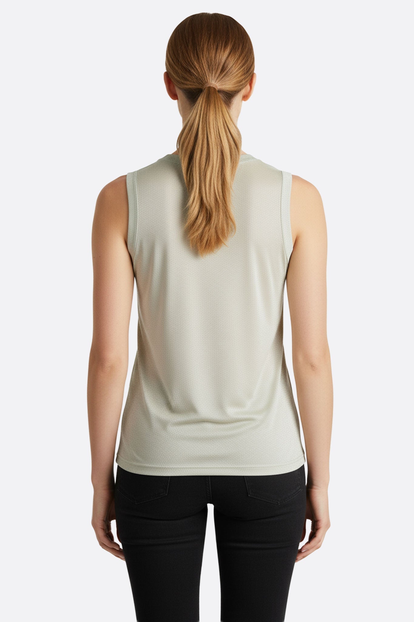 Détail rapproché du débardeur gris perle, affichant la texture scintillante idéale pour une tenue élégante et intemporelle.