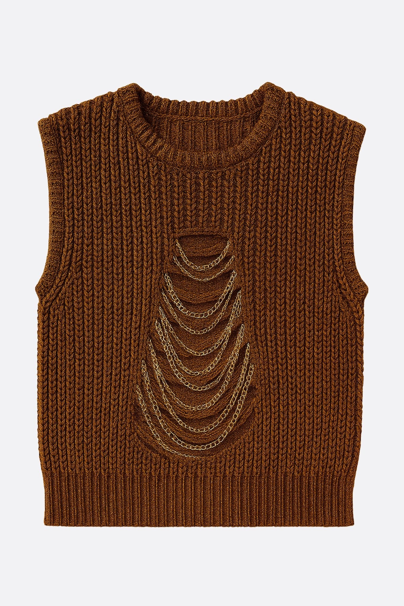 Détail élégant du débardeur chocolat en maille ajourée, mettant en avant les chaînes dorées pour une allure raffinée et...