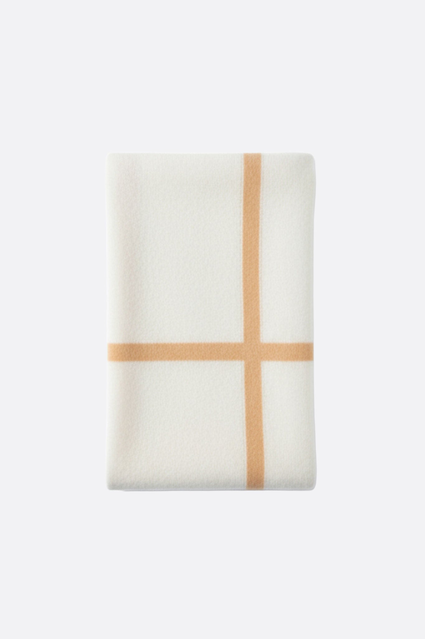 Détail d'une écharpe en cachemire blanc à bandes marron, accessoire doux et élégant pour un style intemporel.