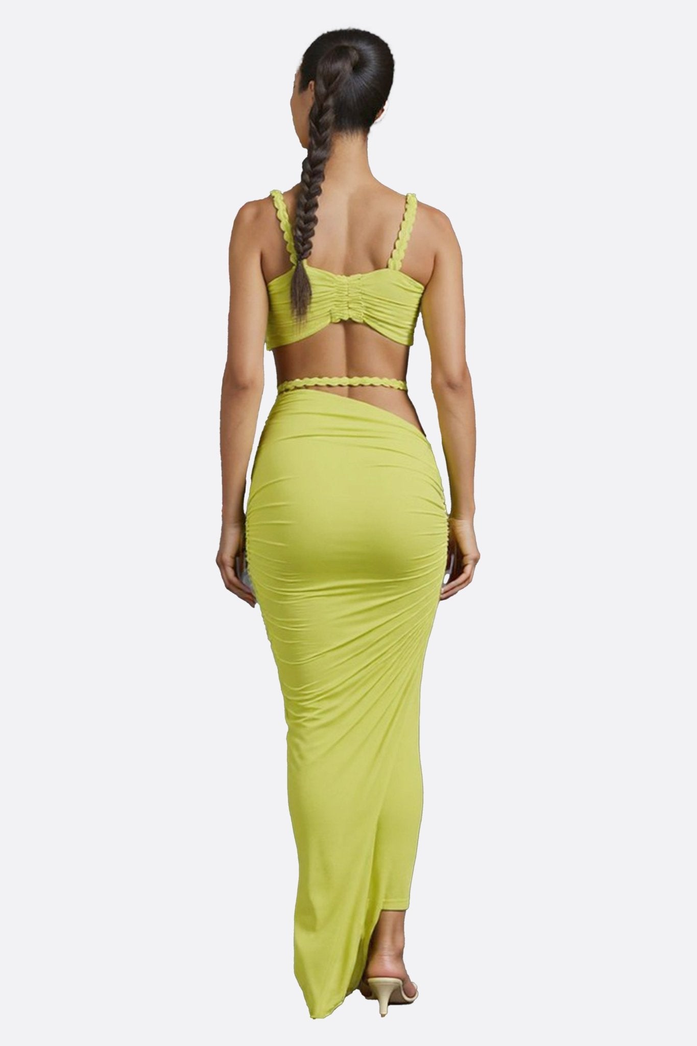 Détail de la texture fluide de l'ensemble beachwear vert citron, jupe longue asymétrique, parfait pour une soirée estivale.