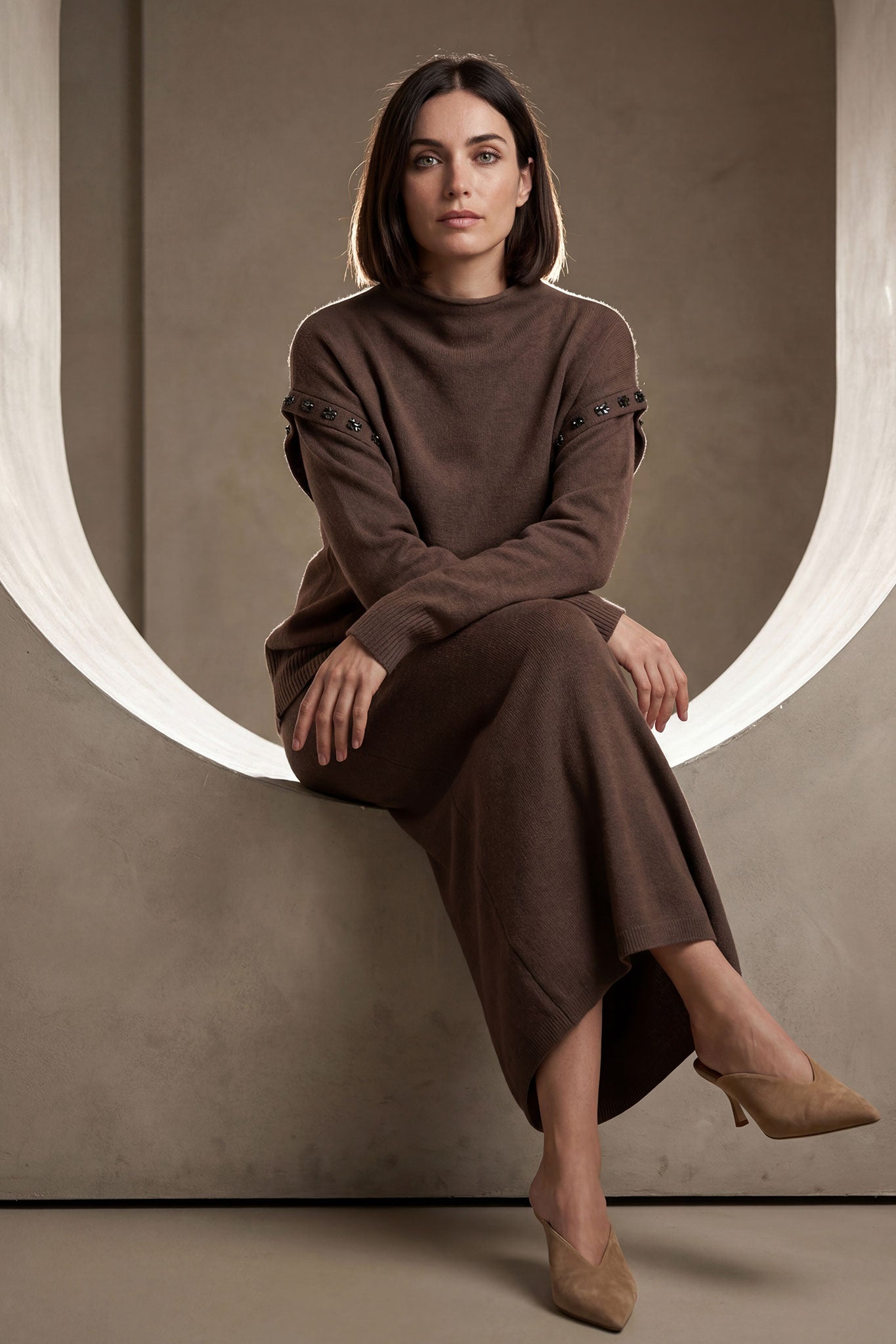 Texture douce et ornements délicats de l'ensemble jupe longue et pull marron, parfait pour une journée élégante d'automne.