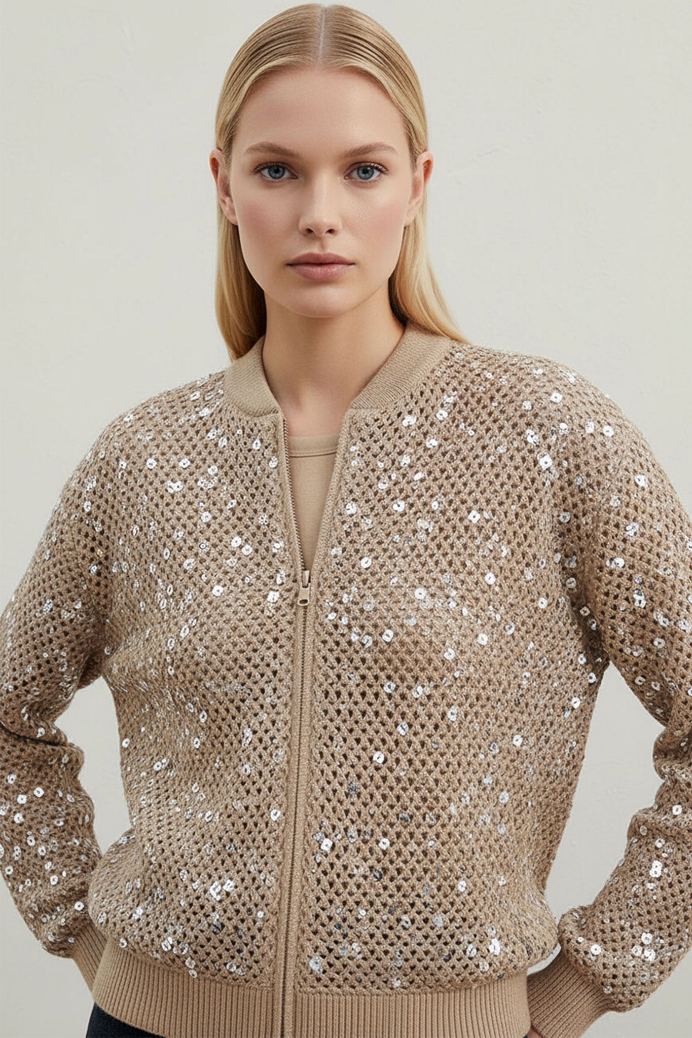 Détails du dos du gilet beige ajouré en lin et coton, agrémenté de sequins, parfait pour ajouter une touche d'éclat au...
