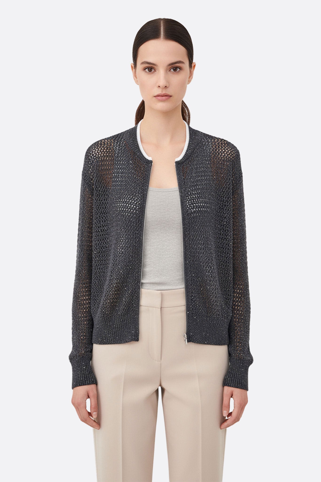 Détail du gilet zippé en gris ajouré, mêlant coton et tencel, orné de sequins, idéal pour une touche chic au quotidien.