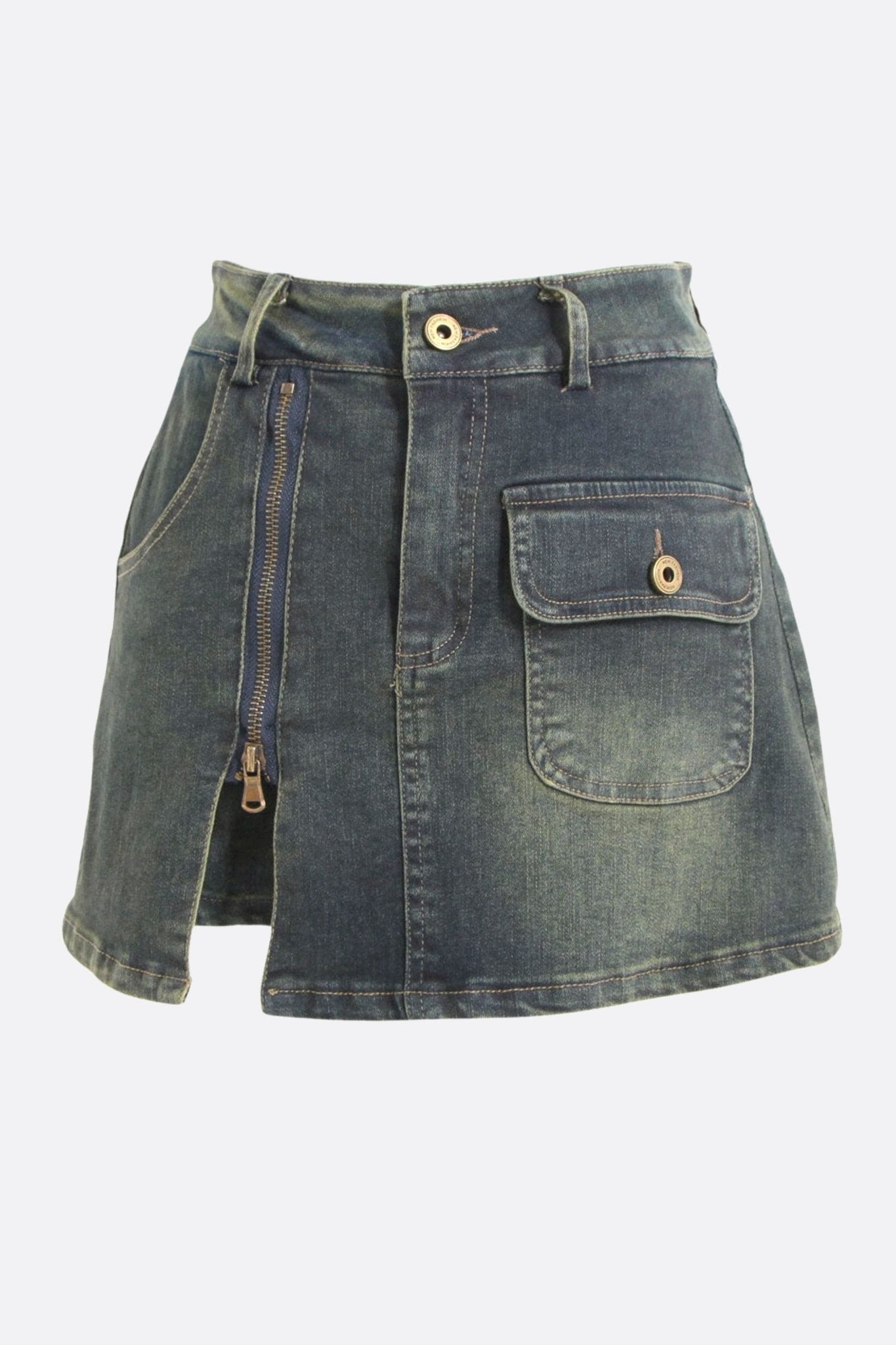 Détail unique de la jupe courte en denim, présentant la texture et la fermeture asymétrique, style urbain élégant.