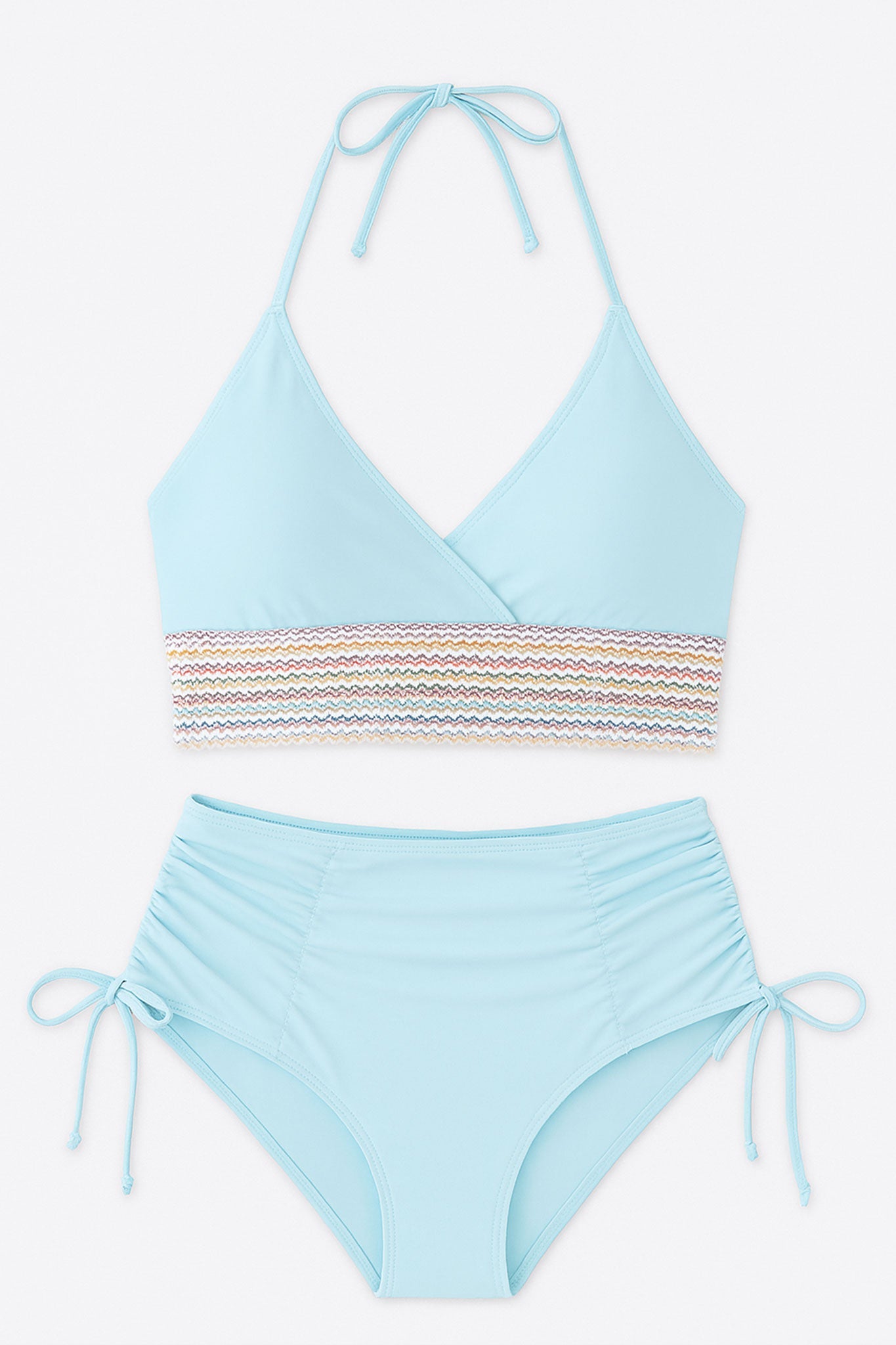 Détail élégant du maillot de bain bleu pastel avec bande crochetée colorée, offrant une touche raffinée pour l'été.
