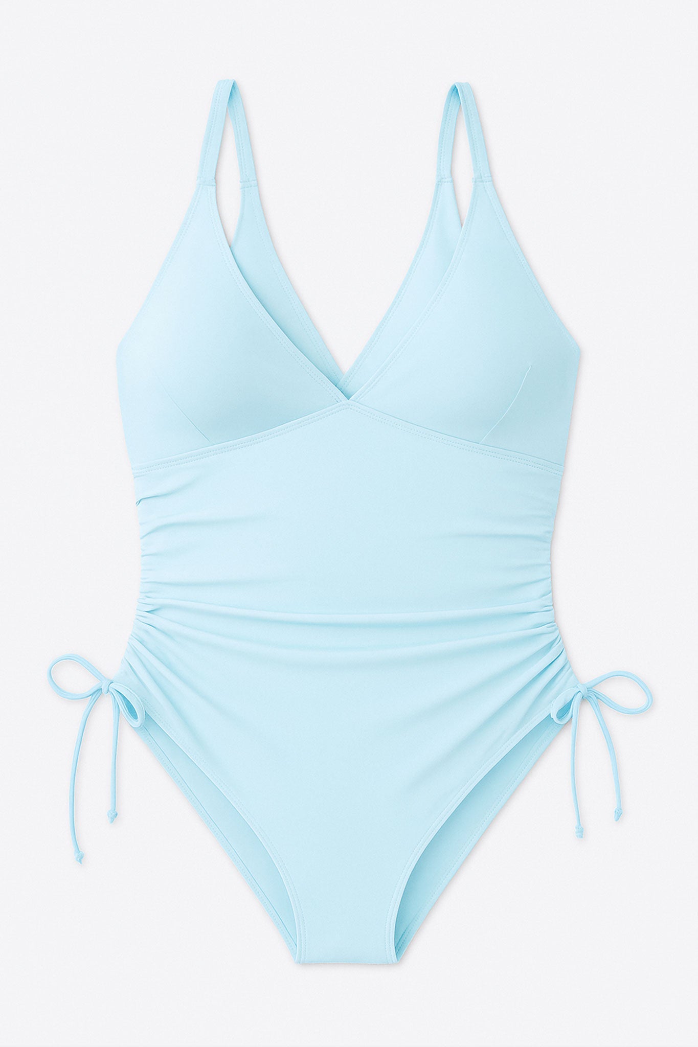 Détails du maillot de bain une pièce bleu ciel, accentuant la texture douce et les liens ajustables pour une silhouette...