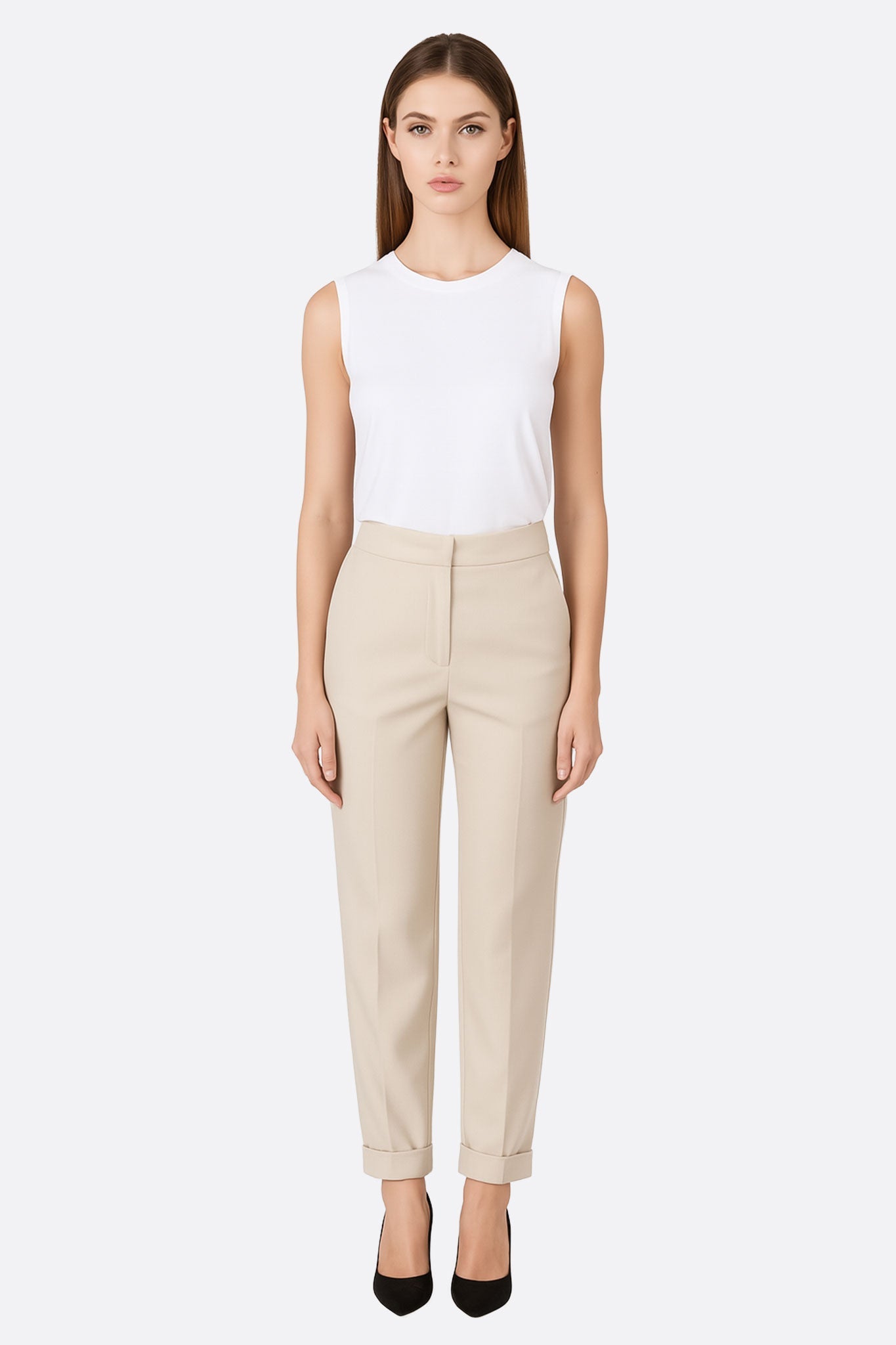 Détail du dos du pantalon beige fluide, mettant en avant sa coupe structurée et son tissu délicat, idéal pour une soirée...