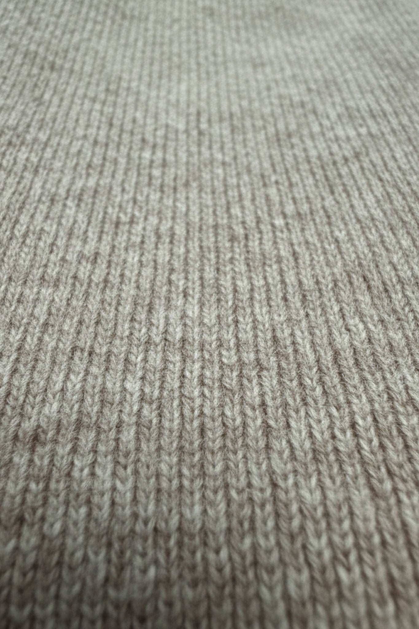 Détail du dos du pantalon beige en laine pour femme, soulignant la texture délicate et la taille élastique, parfait pour...