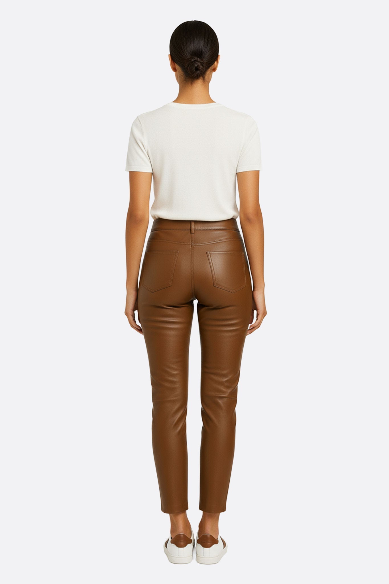 Détail du pantalon camel en similicuir, soulignant sa texture luxueuse et son style sophistiqué pour soirées élégantes.