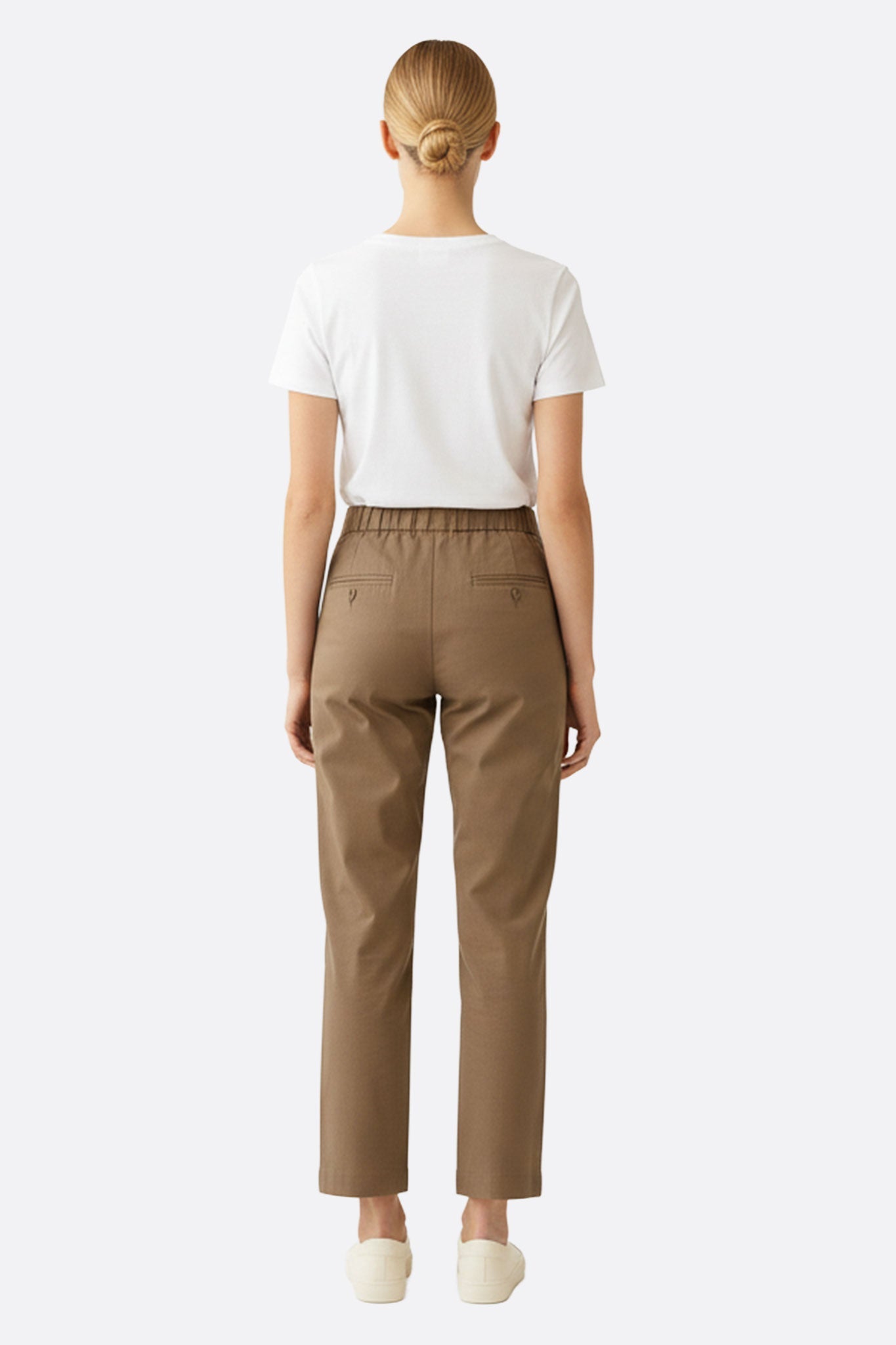 Détails du dos du pantalon marron à taille haute, une pièce polyvalente pour des tenues élégantes en toute saison.