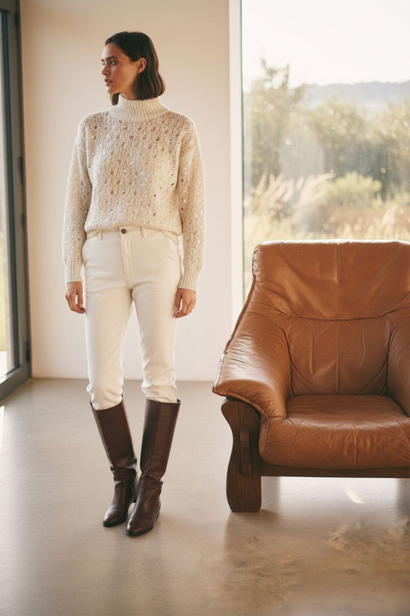 Détail raffiné du pull ajouré en cachemire blanc, présentant le col montant et des sequins pour une touche d'élégance...