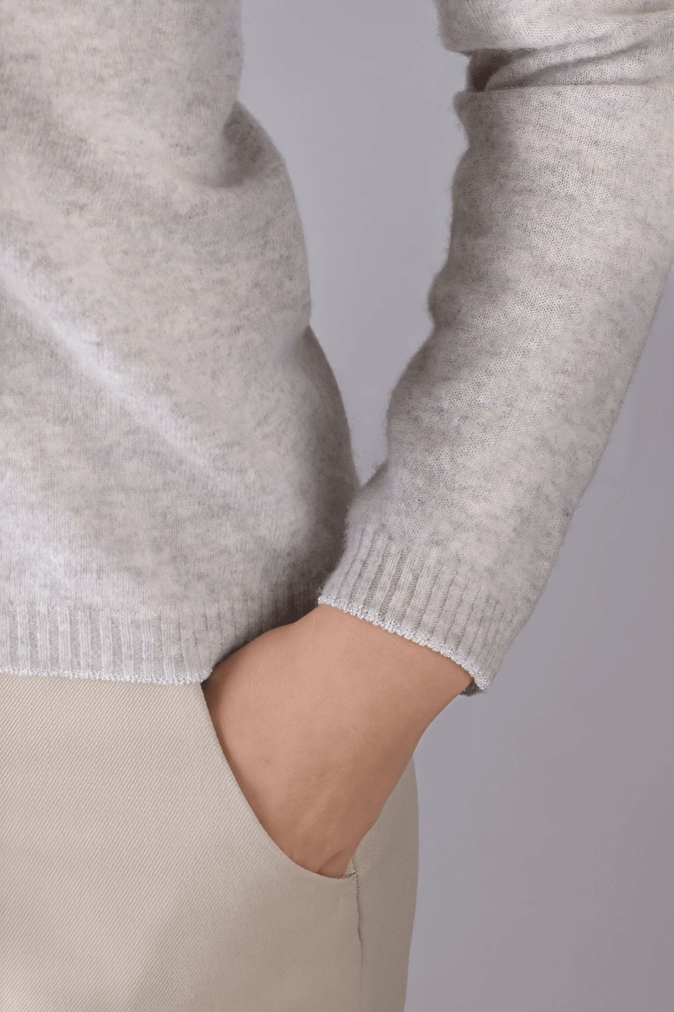 Détail du pull gris en laine mérinos et cachemire avec finitions chic, parfait pour un style raffiné au quotidien.