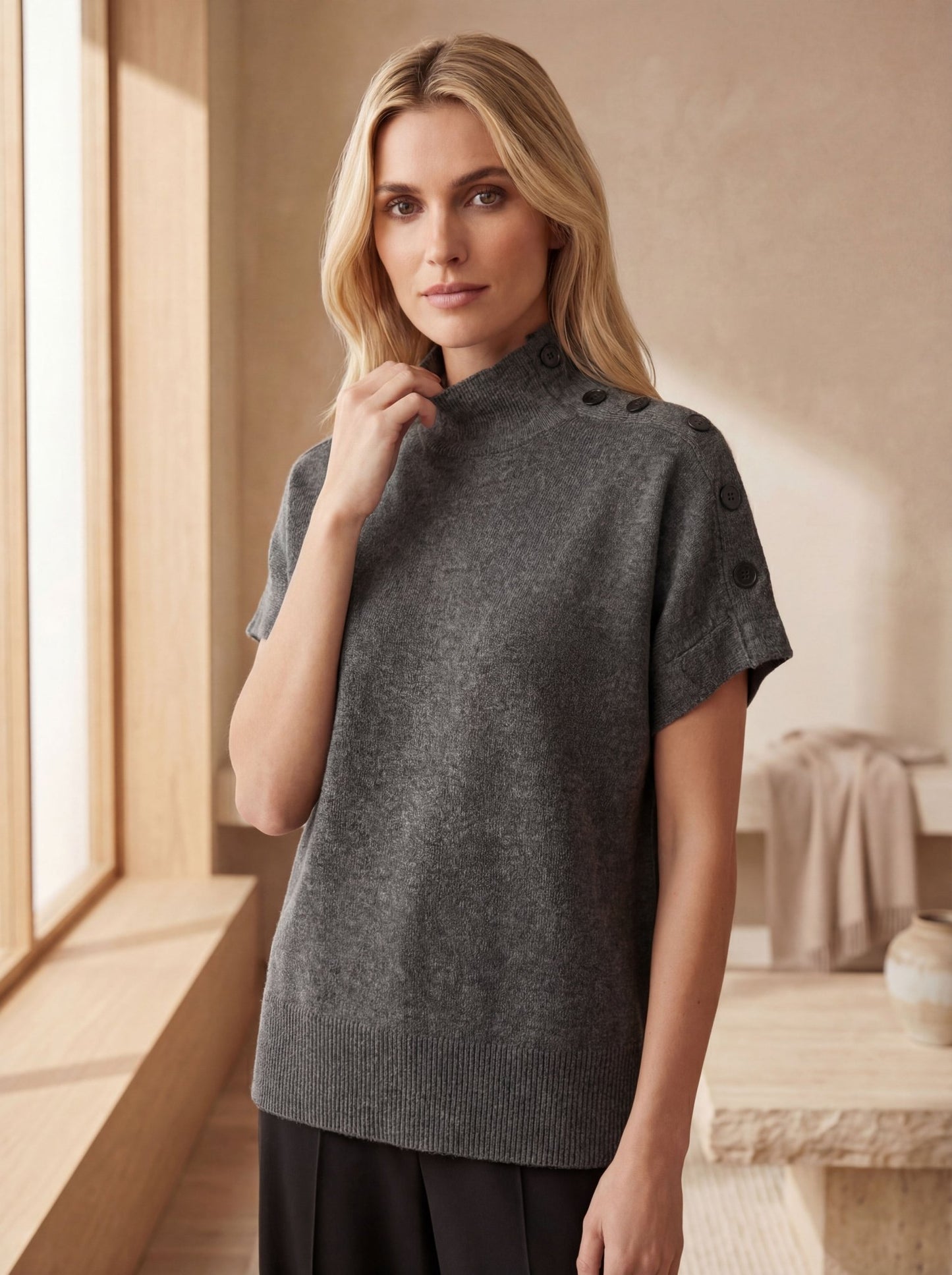 Texture douce et chaleureuse du pull gris oversize à col montant, pour un style chic lors des soirées d'hiver.