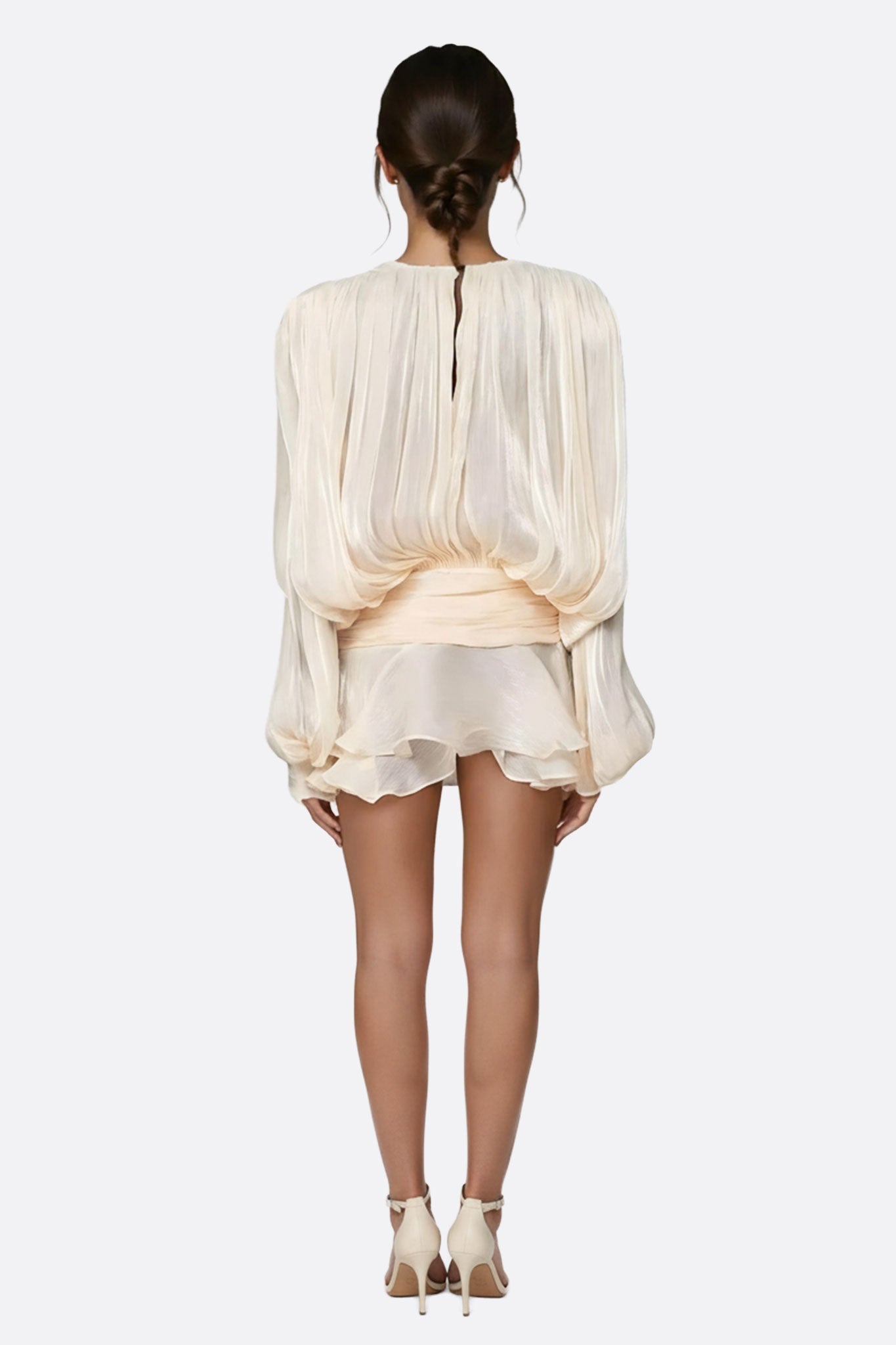 Élégante robe rose poudrée à volants, mettant en valeur la texture légère et le drapé raffiné, idéale pour une occasion...