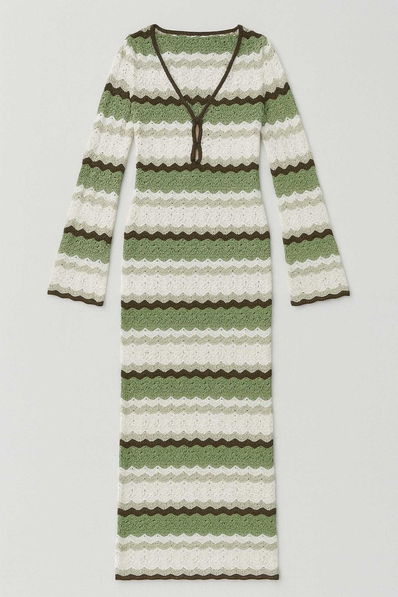 Zoom sur la texture aérienne de la robe longue en crochet vert sauge et ivoire, mettant en valeur ses élégantes rayures...