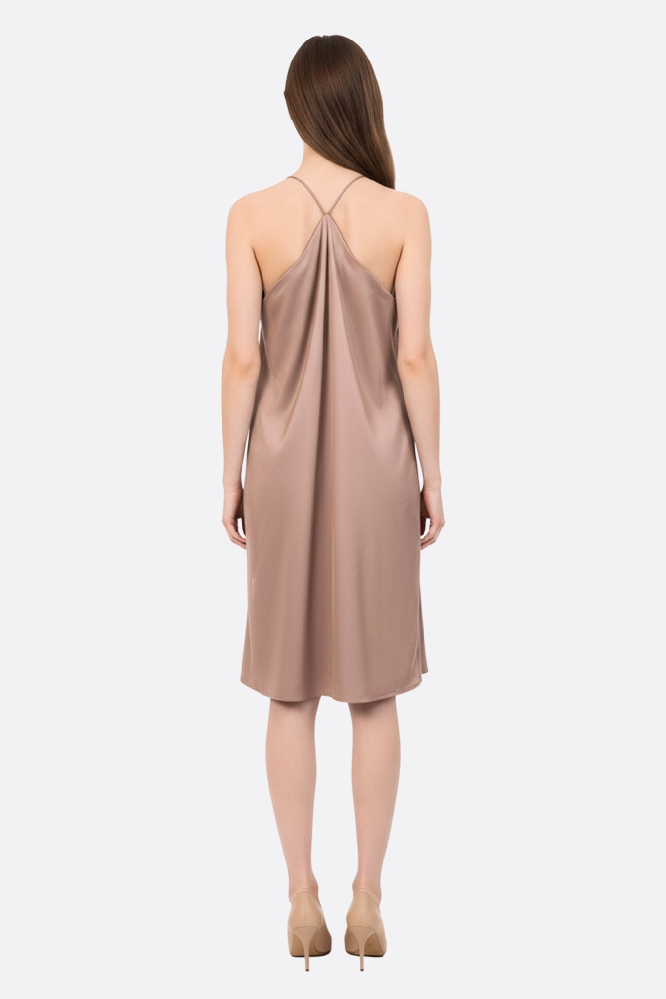 Détail des chaînettes en strass argentés sur une robe satinée beige rosé, ajoutant une touche de brillance raffinée.