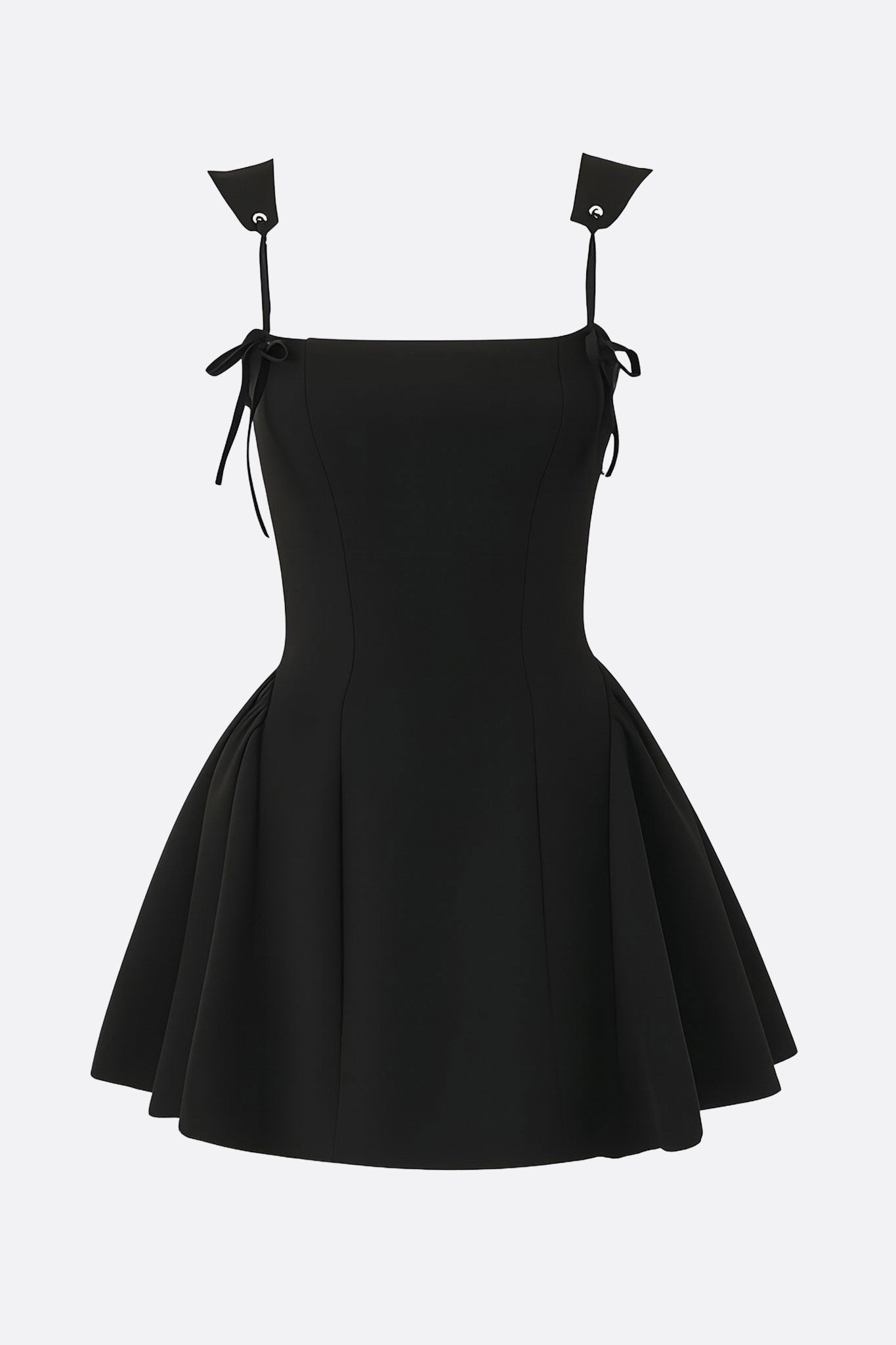 Détail du dos de la robe noire à volants, mettant en avant sa coupe structurée et son allure élégante pour occasions...