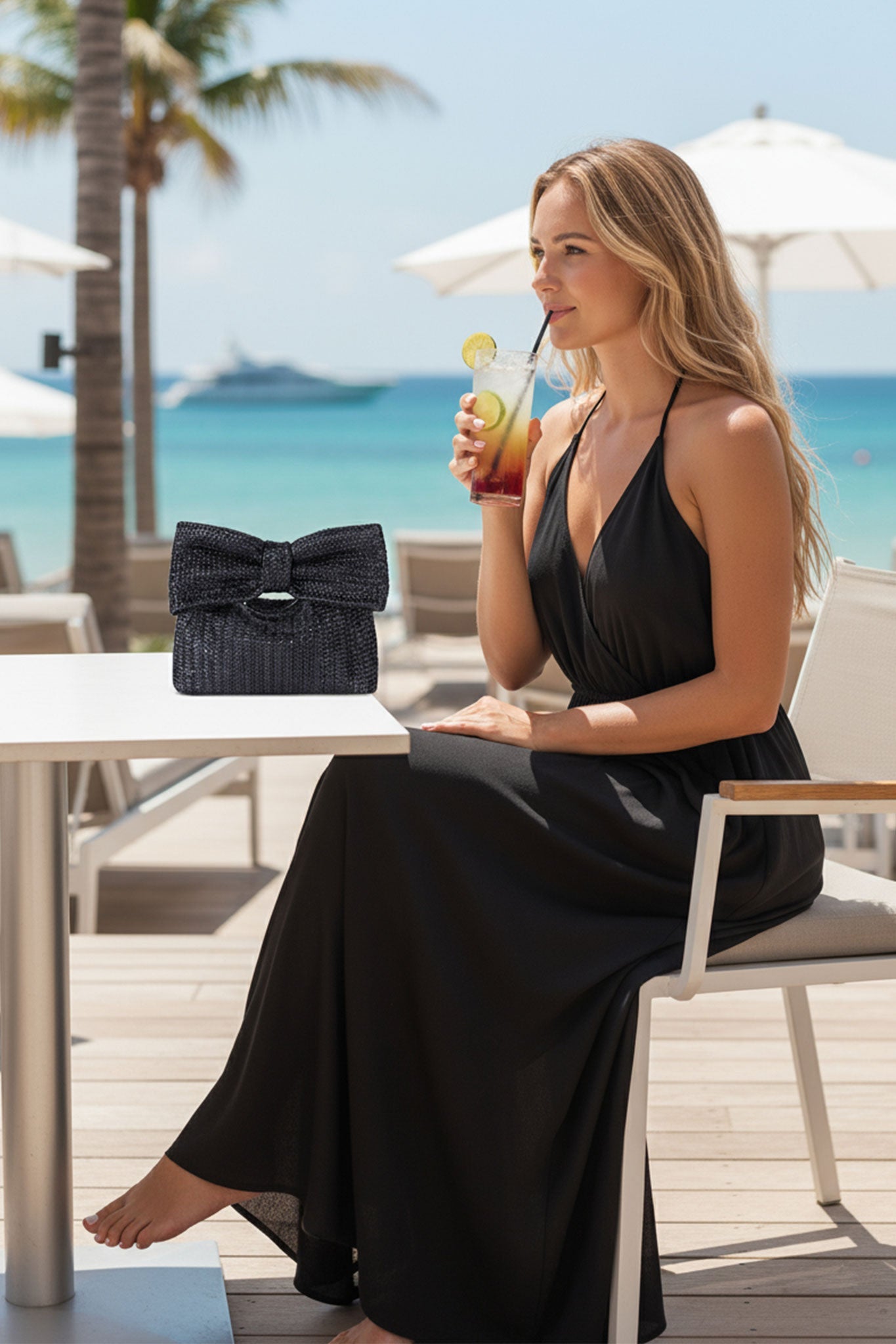 Texture raffinée du sac en raphia noir orné d'un nœud papillon, accessoire idéal pour une allure élégante en soirée.