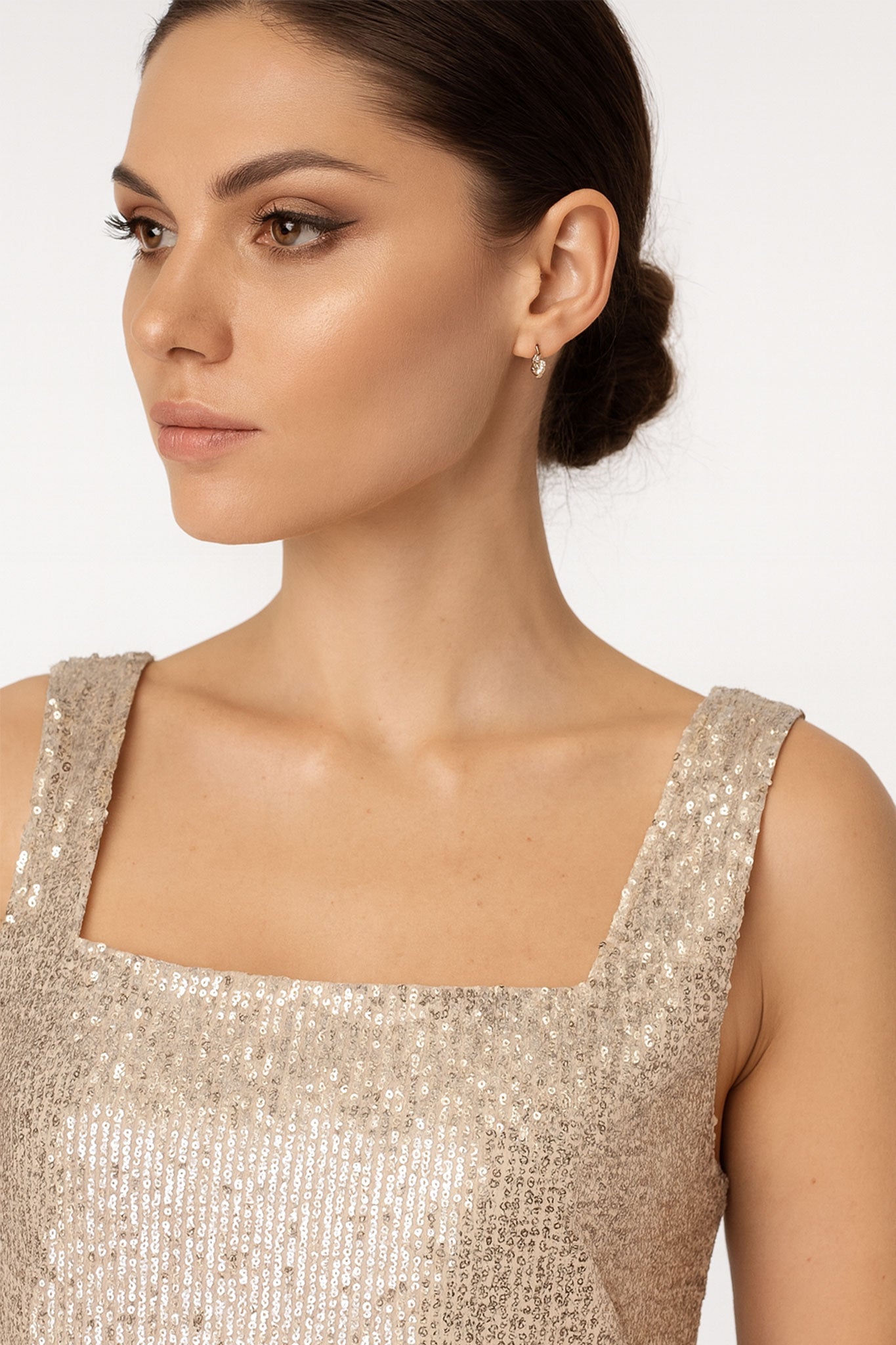 Détail du haut à sequins beige poudré et bronze, un choix raffiné pour apporter une touche glamour à vos soirées.
