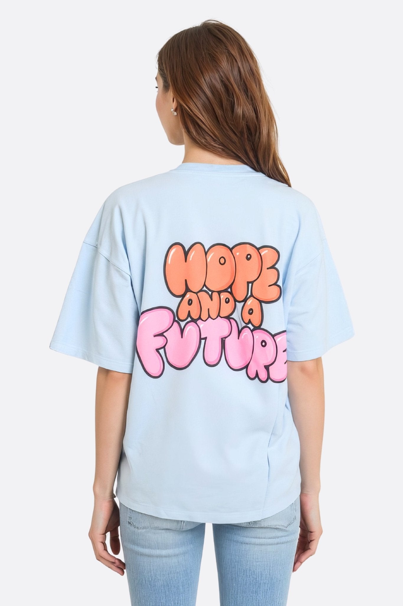 Détail du t-shirt ample bleu ciel en coton doux, mettant en avant un message inspirant pour une allure décontractée.