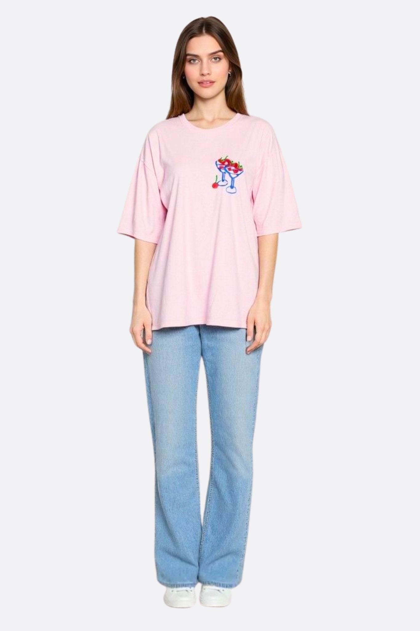 Détail textile du t-shirt rose ample Dolce Vita, révélant un motif cerises, parfait pour un style ludique au quotidien.