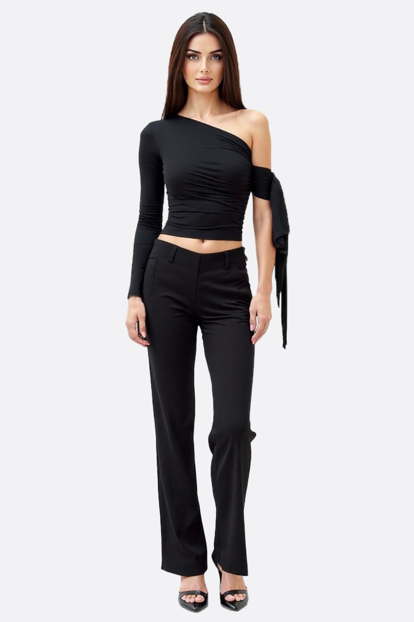 Détail drapé d'un top noir asymétrique à une manche, idéal pour un look moderne et élégant en soirée.