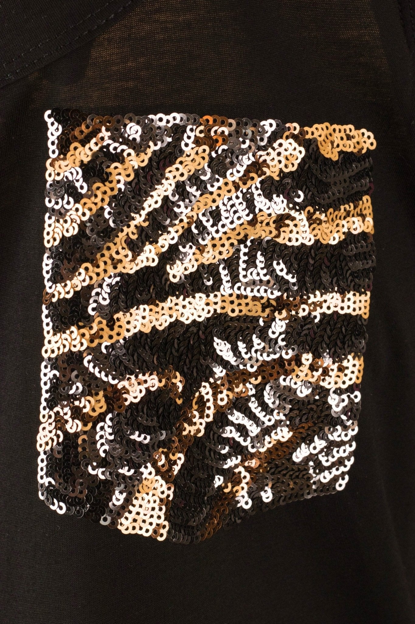 Détail du débardeur noir, mettant en lumière la texture scintillante des sequins dorés, idéal pour des occasions festives.