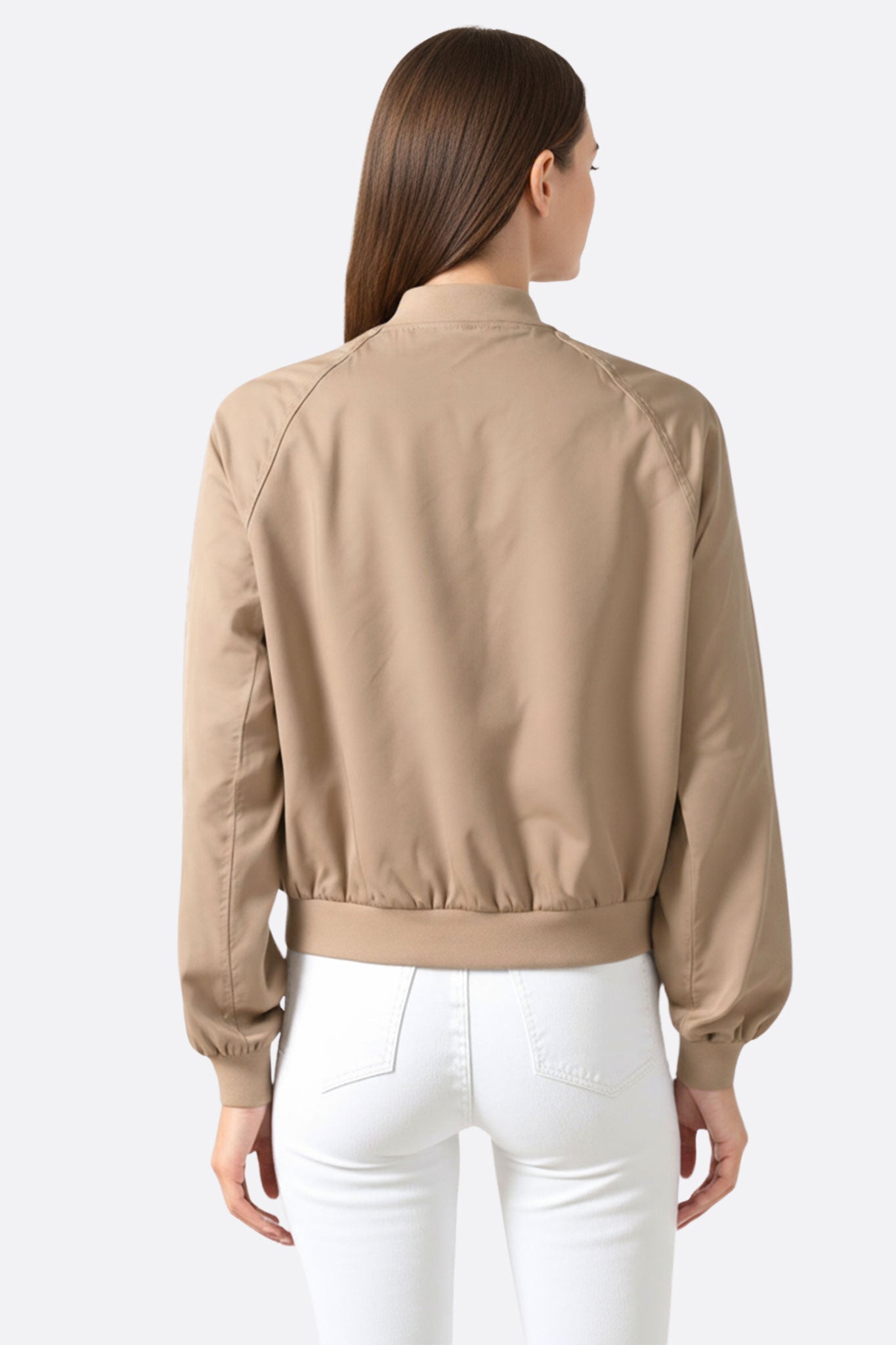 Fermeture éclair et texture douce de la veste bomber satinée taupe, parfaite pour un look élégant et décontracté.