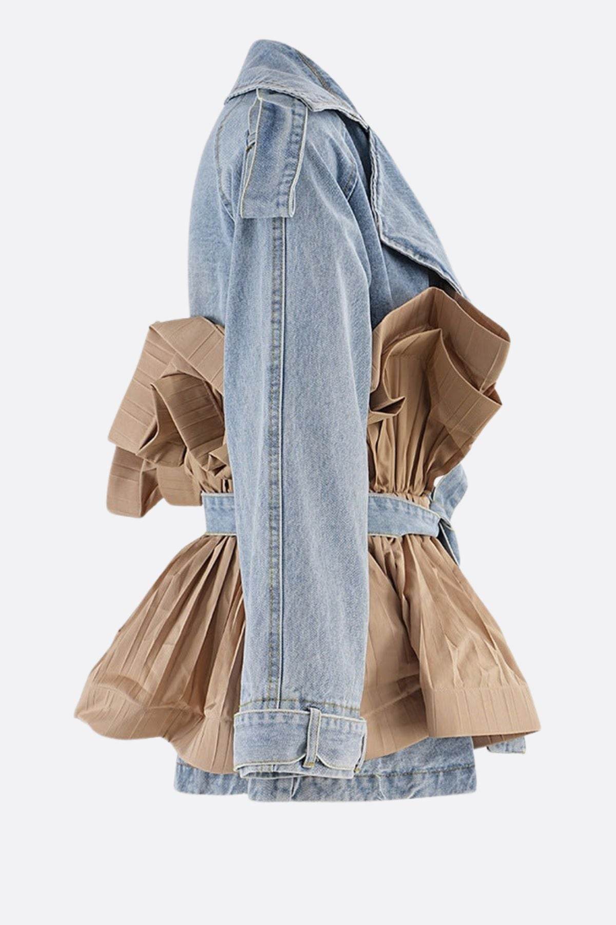 Détail raffiné de la veste courte en denim beige avec plissé, soulignant son élégance audacieuse pour un style contemporain.