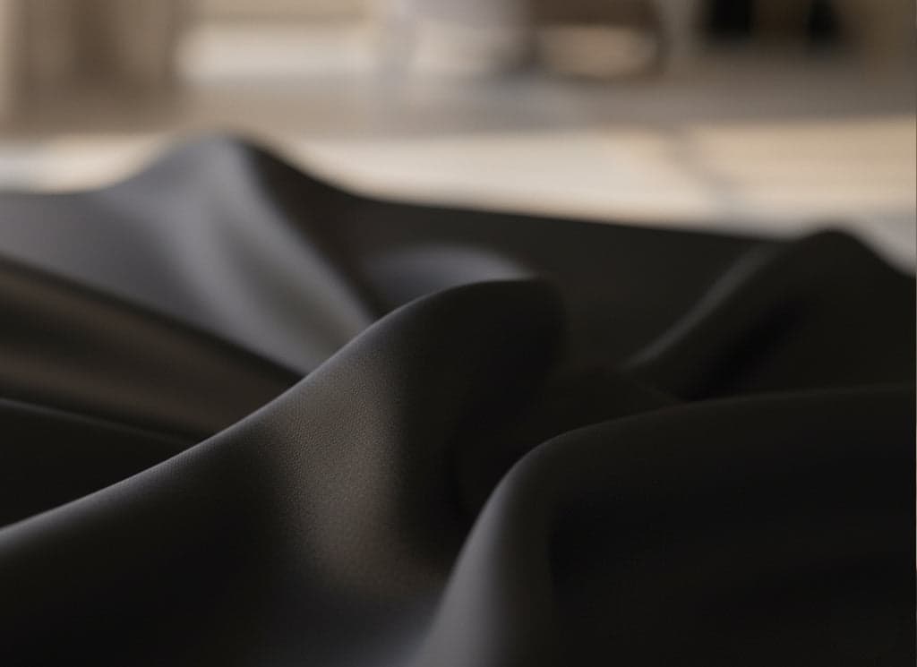 Matières pour robe de soirée noire asymétrique : crêpe, satin duchesse, tulle, sequins