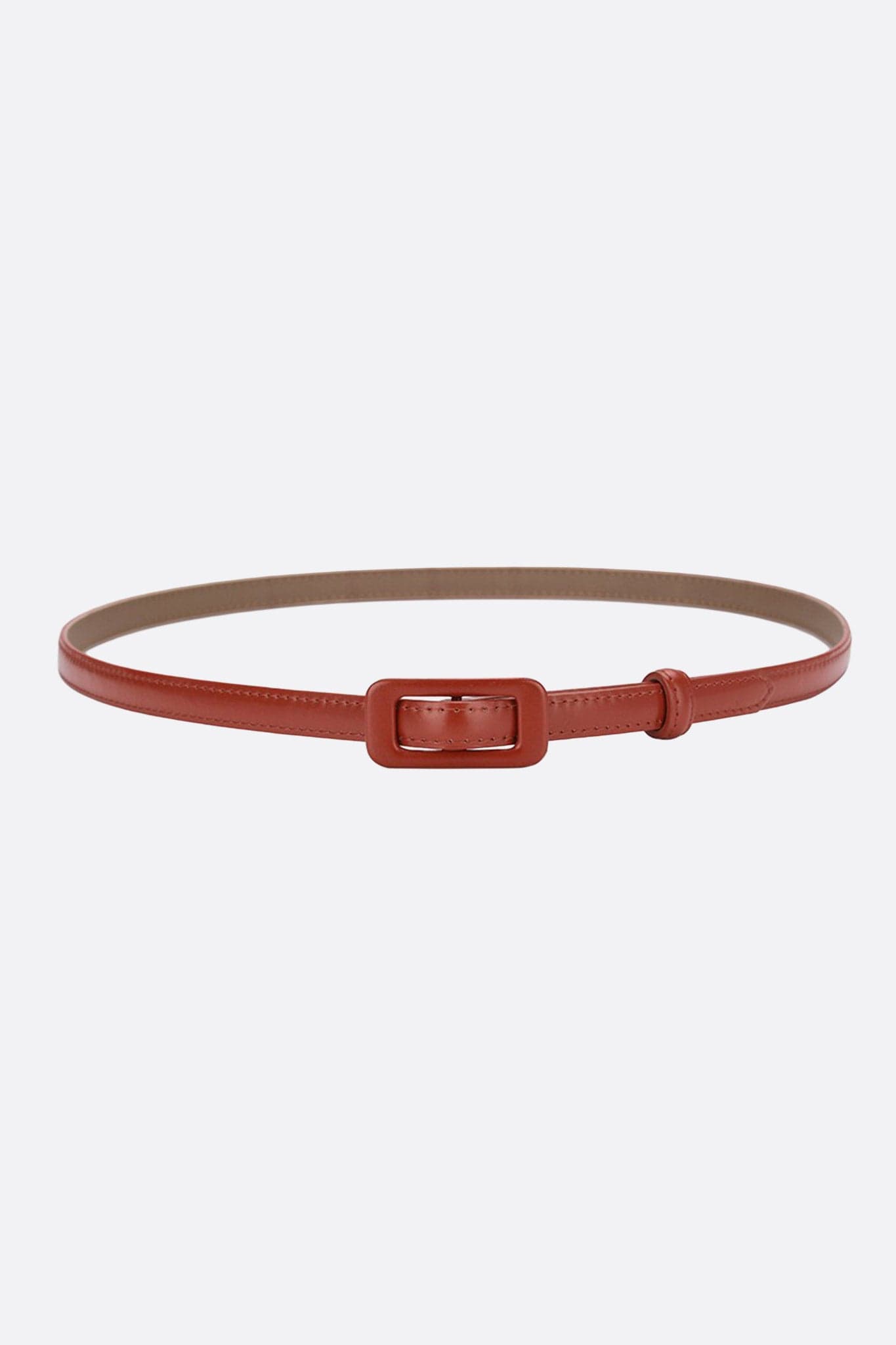 Cintura fine rossa con fibbia rettangolare rivestita, ideale per completare con stile ogni outfit.