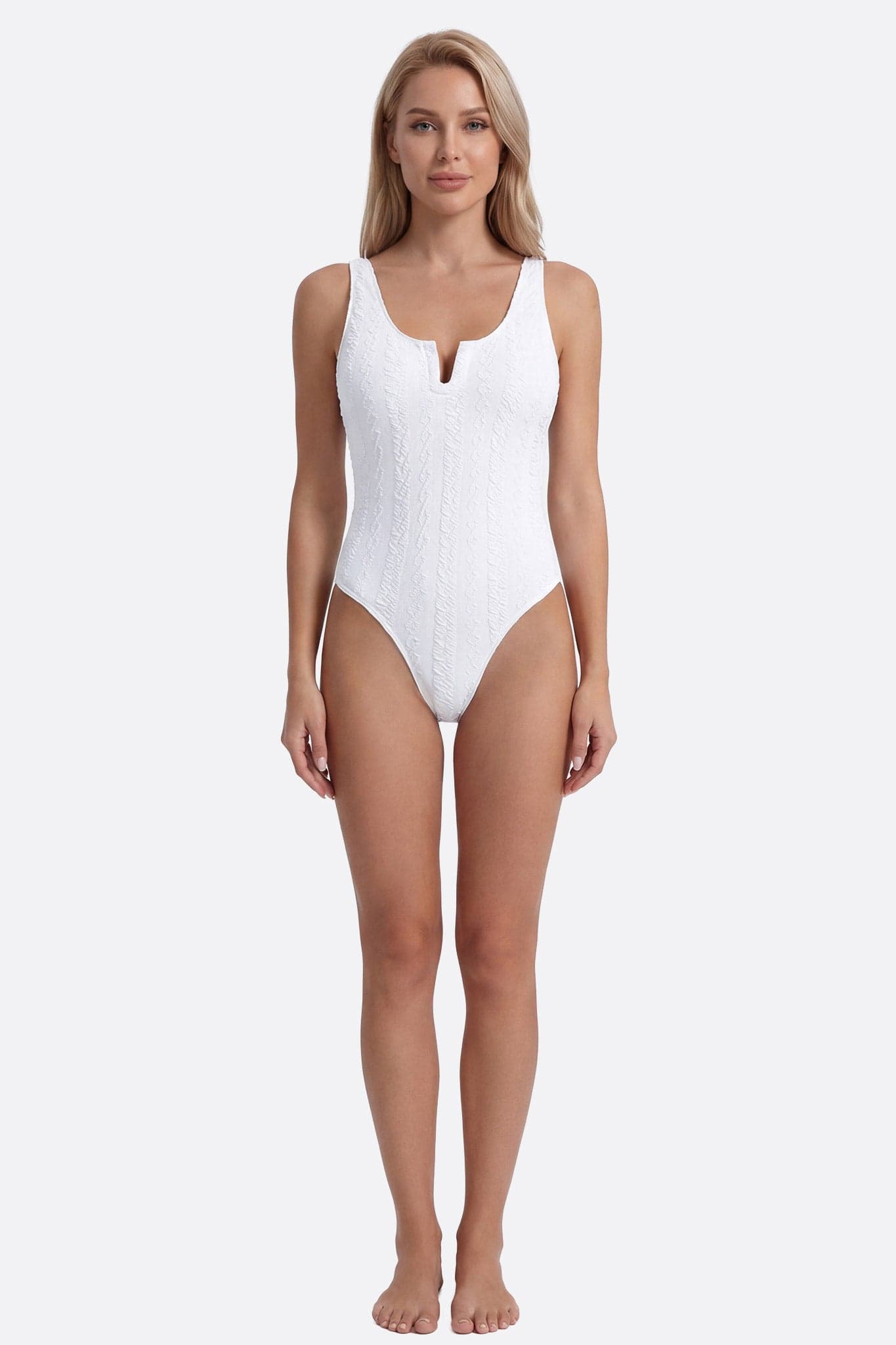 Bañador de una pieza blanco texturizado con cuello en U, perfecto para un día en la playa o junto a la piscina