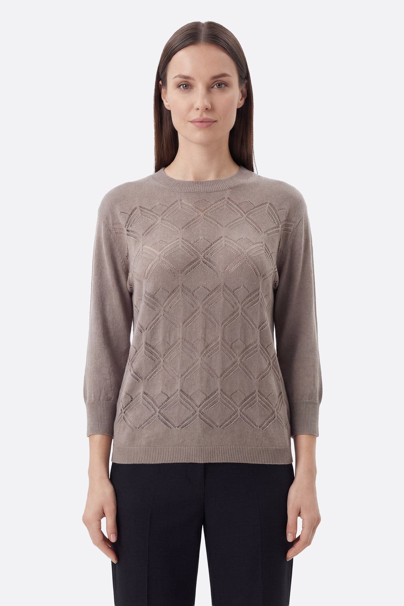 Mannequin de face portant un pull maille ajourée à motif géométrique taupe, col rond, manches 3/4