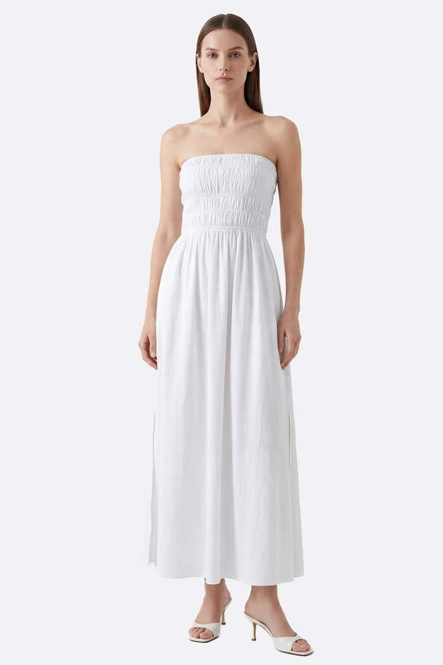Modella frontale in abito lungo bianco con spacco e bustier arricciato