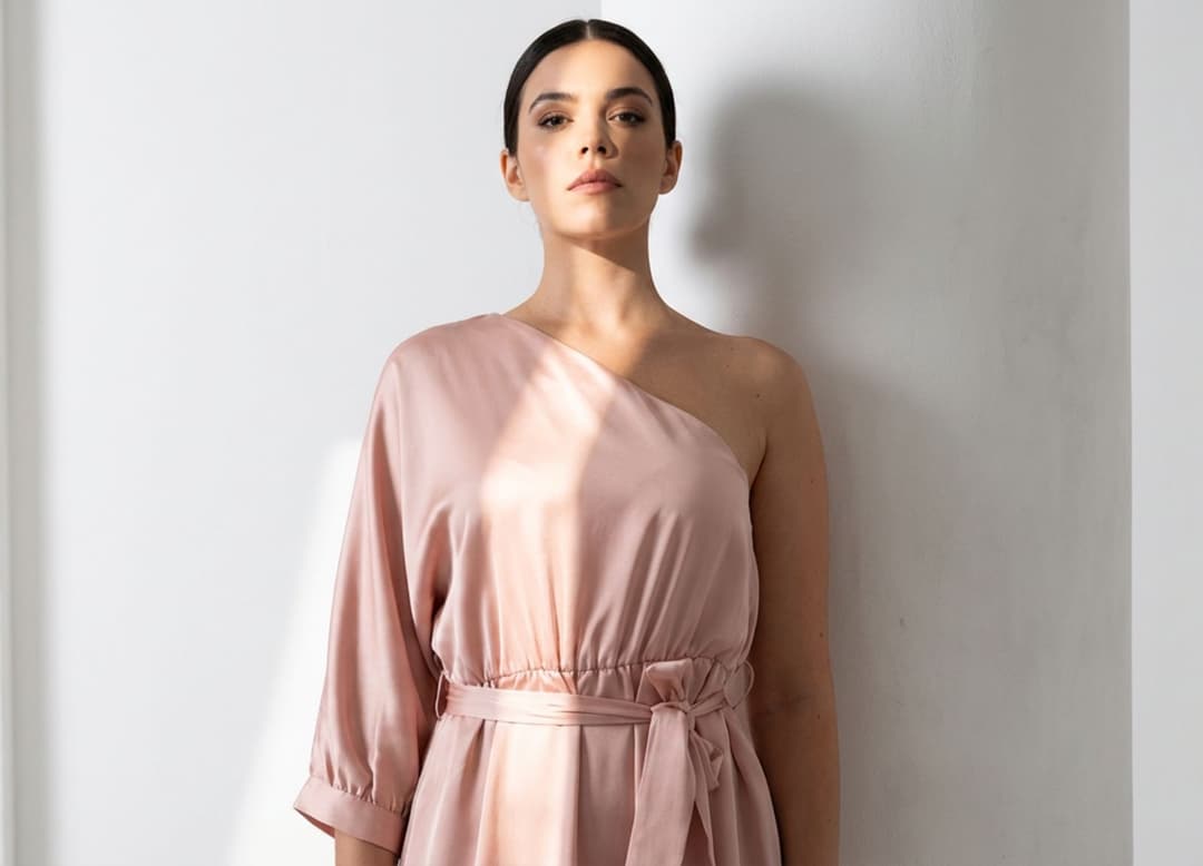 Drapé en mouvement dialoguant avec les verticales d’un atelier couture