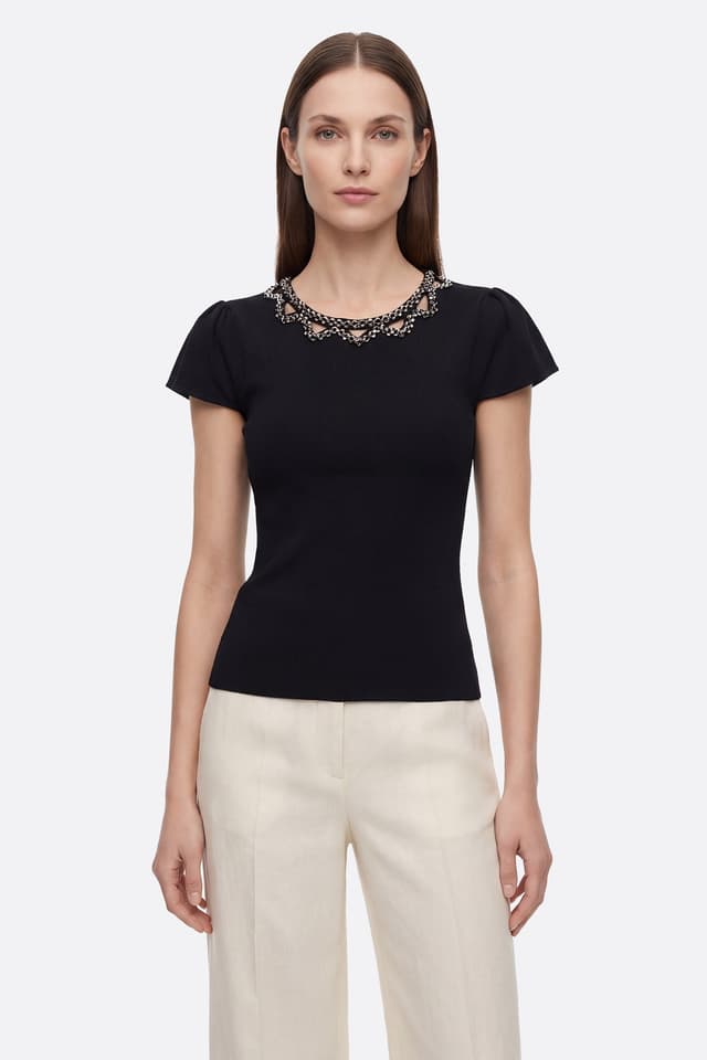 T-shirt noir ajusté en maille stretch avec col bijou, idéal pour un look chic en soirée ou au bureau.