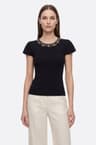 T-shirt negro con cuello de joya plateado