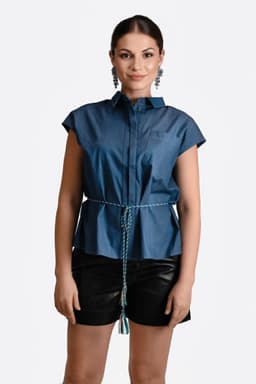 Blusa senza maniche in denim blu, colletto camicia classico, chic e moderna, ideale per un outfit casual.