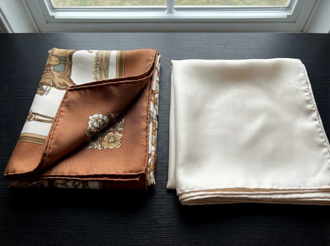 Carré de soie Misciano satin doux pour un nœud élégant, vision Misciano de l’allure raffinée et tombé parfait sur trench