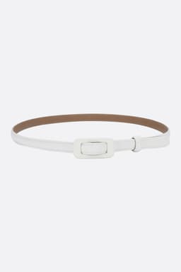 Cintura sottile bianca con fibbia rettangolare, realizzata in materiale riciclato, ideale per valorizzare una silhouette