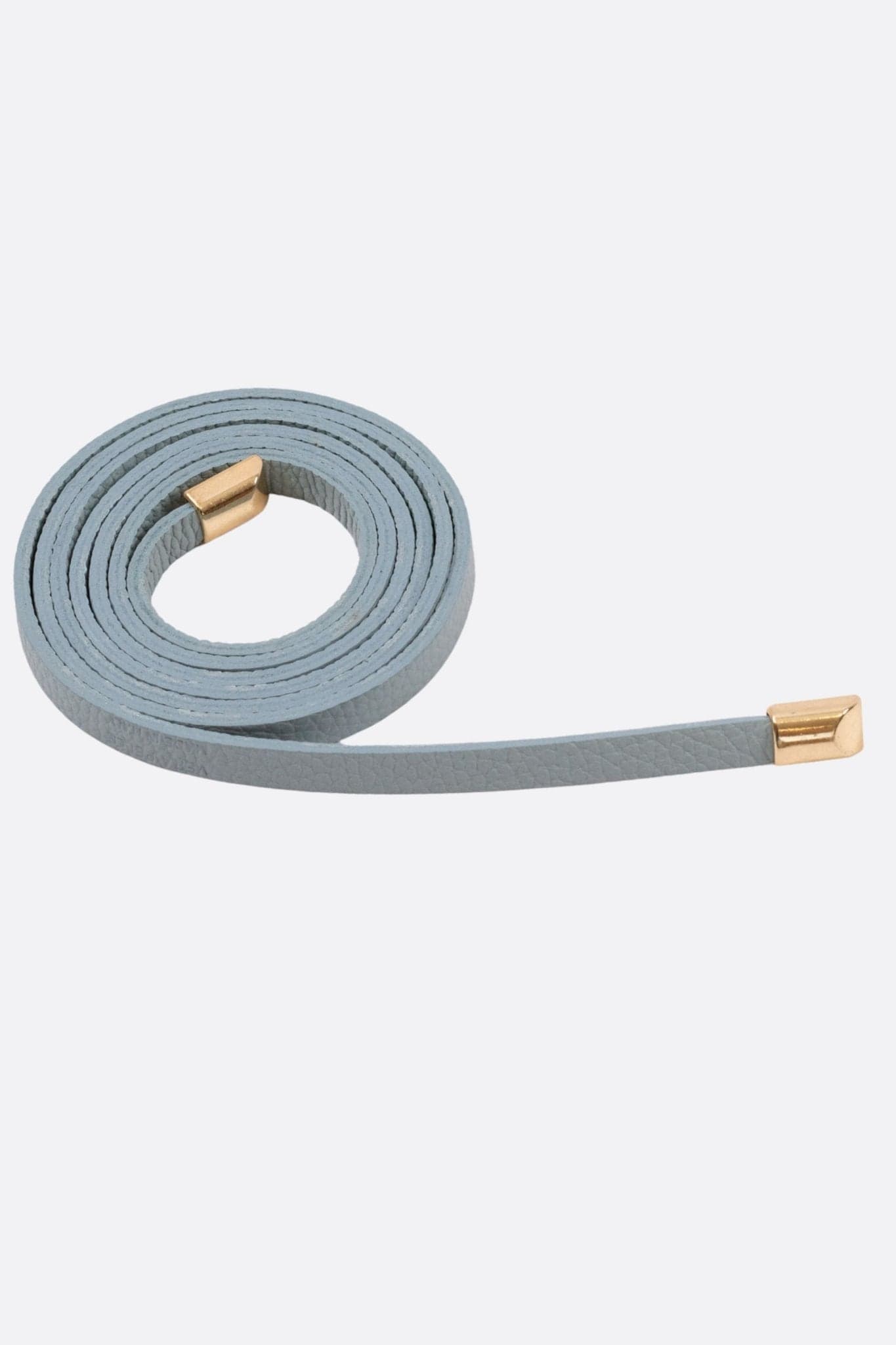 Cintura fine in pelle di vitello blu chiaro con dettagli dorati, perfetta per arricchire ogni outfit con un tocco elegante.