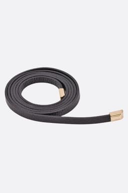 Ceinture chic en cuir de vachette noire ornée de détails dorés, parfaite pour sublimer vos tenues élégantes.
