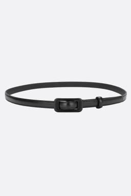 Cintura sottile nera con fibbia rettangolare, realizzata in materiale riciclato, perfetta per valorizzare un punto vita elegante.
