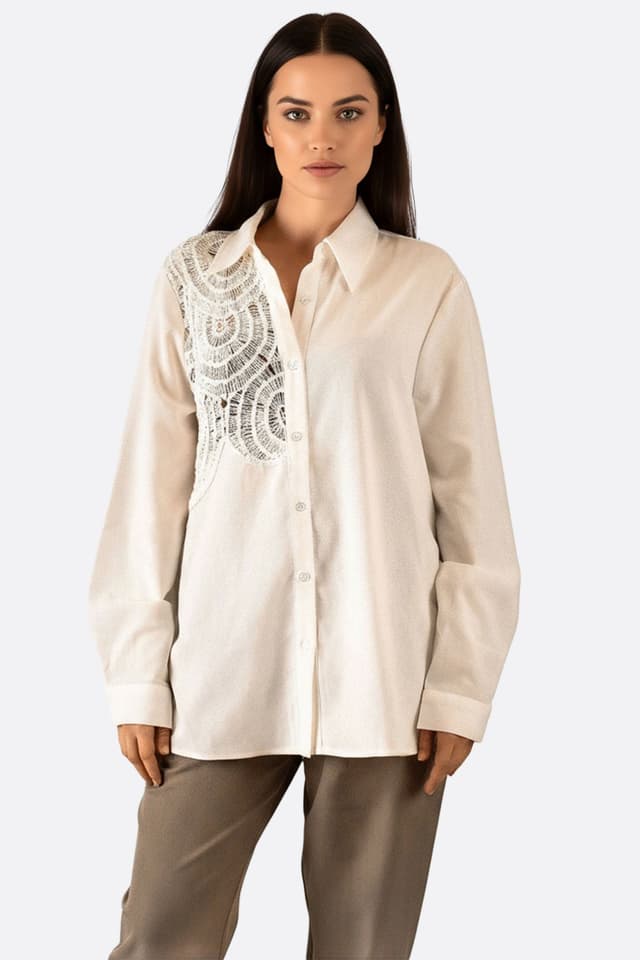 Camicia oversize bianca in cotone leggero con delicato pizzo traforato, perfetta per un look chic e moderno.
