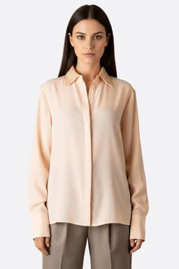 Chemise rose satinée à col classique, ornée de sequins brillants, idéale pour une soirée élégante ou une sortie raffinée.